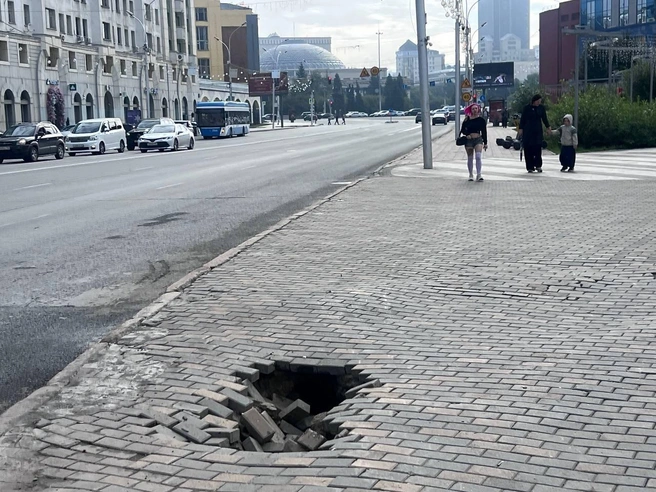 Ответственным за ремонт тротуара на данном участке выступает МКУ «ДЭУ № 1» | Источник: Анна Скок / NGS.RU