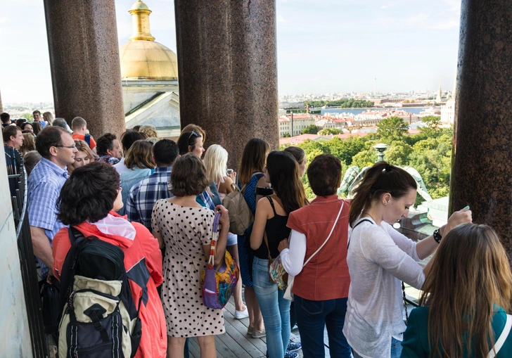 Туристы на колоннаде Исаакиевского собора в Санкт-Петербурге — оттуда открывается один из лучших видов на центральную часть города | Источник: Oleksii Sergieiev via Legion Media