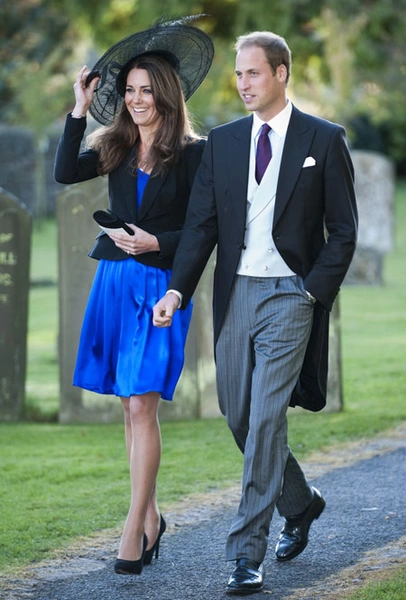 Пара на свадьбе друзей Гарри Мида и Рози Брэдфорд в октябре