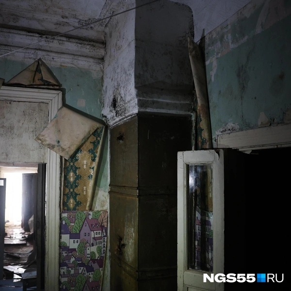 Здесь осталась хорошо сохранившаяся печь, которая стоит посередине дома. Когда-то она отапливала все комнаты сразу | Источник: Евгений Софийчук / NGS55.RU