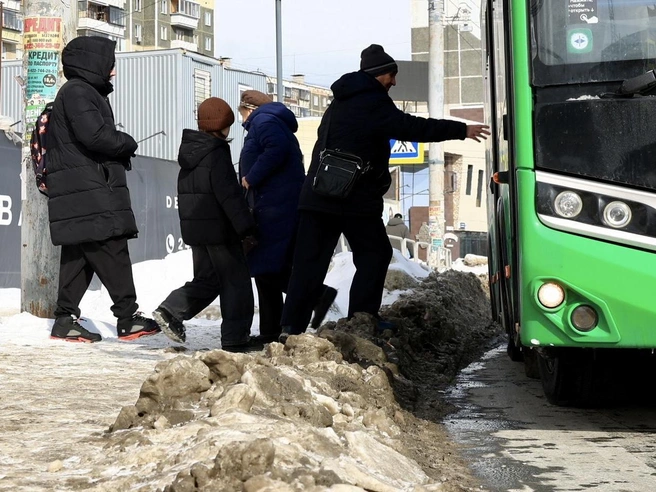 На остановке на улице Каширина пассажирам приходится прыгать до ступенек автобуса. | Источник: Михаил Шилкин