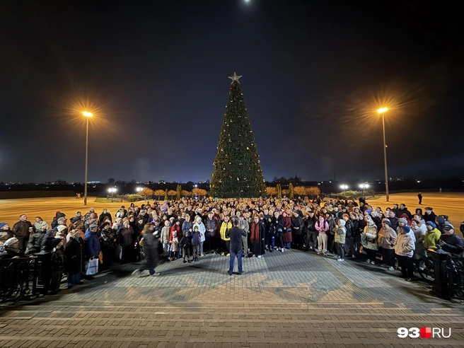 По подсчетам журналиста, на площади собралось около 400 человек, еще часть была сзади на ступенях | Источник: Валерия Дульская / 93.RU