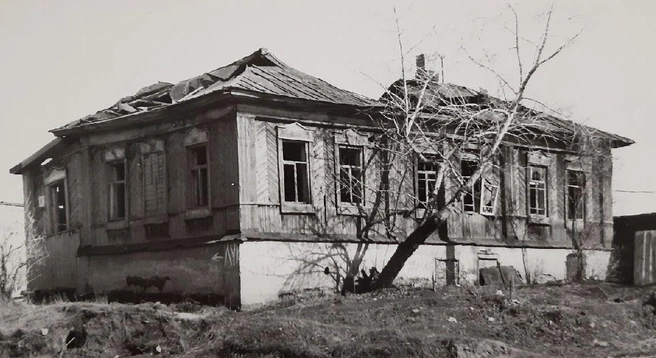 Полуразрушенное здание на ул. Сибирской, 4. Бывший дом городского головы Осипа Евграфова в 1980-е годы | Источник: Комитет по делам архивов Курганской области / Vk.com