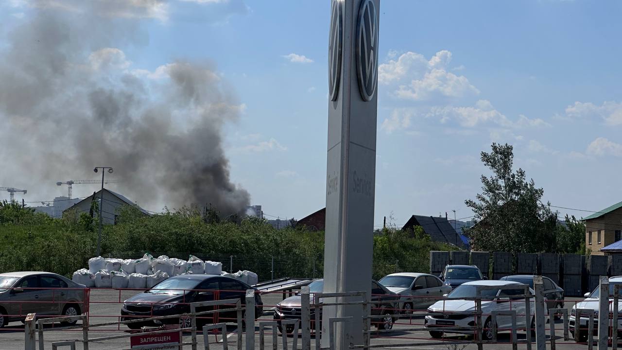 В заречной части Тюмени горит частный дом — видео - 13 июня 2024 - 72.ру