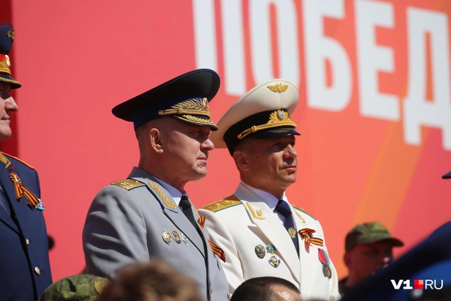 Руководители регионального управления ФСБ и областной прокуратуры сегодня держались рядом. А вот от руководителя СК Василия Семенова их отделяла едва заметная, но всё же видимая дистанция | Источник: Константин Завриков / V1.RU