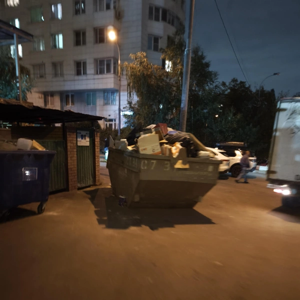 Спецконтейнер, куда нельзя «Жилищнику» выбрасывать строительный мусор | Источник: Иван Ёжиков / Нора Ёжика / T.me
