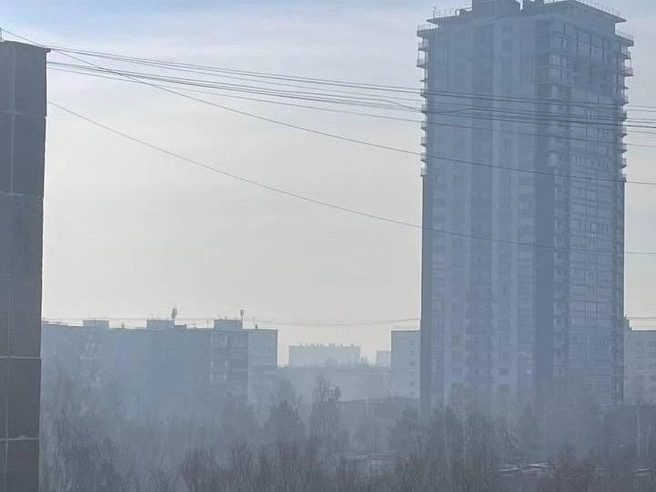Дымка заметна даже с нижних этажей зданий. | Источник: читатель 74.RU
