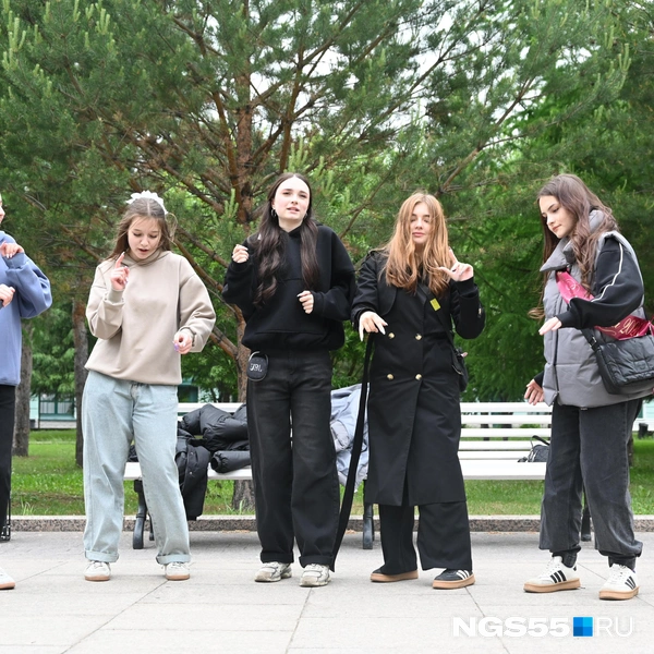 А кто-то радостно танцует в парках | Источник: Артемий Скиба / NGS55.RU