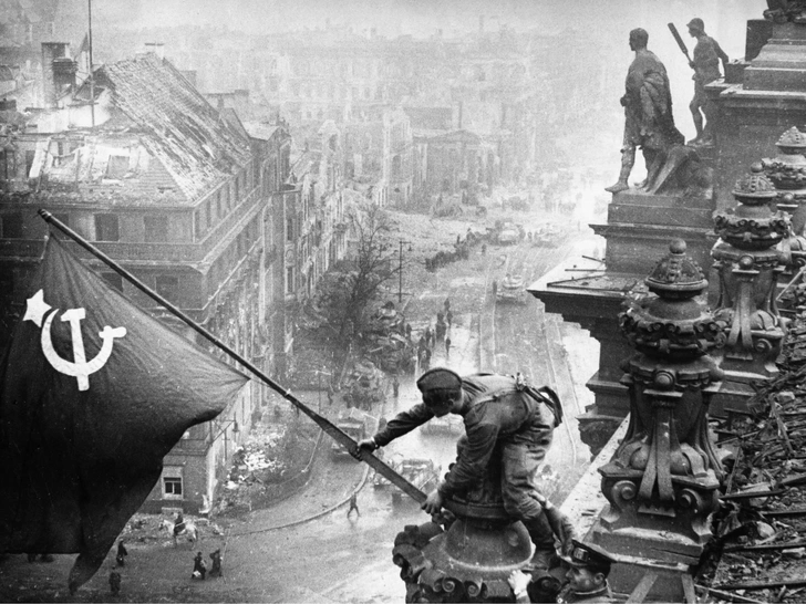 Свет и тьма войны: 15 фотографий с ВОВ, ставших символами эпохи | marieclaire.ru