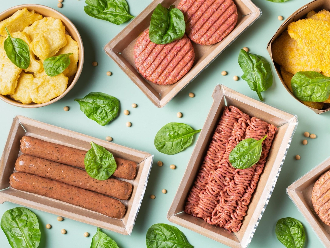 Не все так просто: какое мясо полезнее на самом деле — растительное или натуральное? | marieclaire.ru