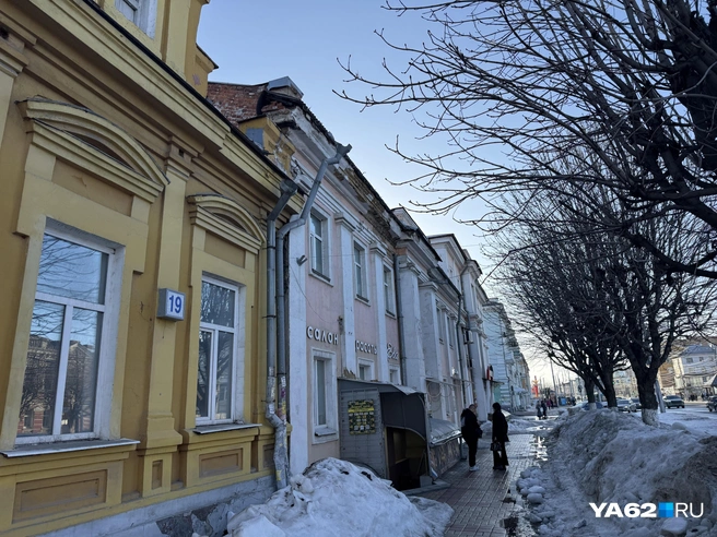 Крыша дома чистая, но пройти по тротуару очень сложно | Источник: Сергей Петунин / YA62.RU