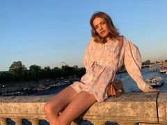 Наталья Водянова отправилась в похудательную клинику, откуда публикует фото своих стройных ног