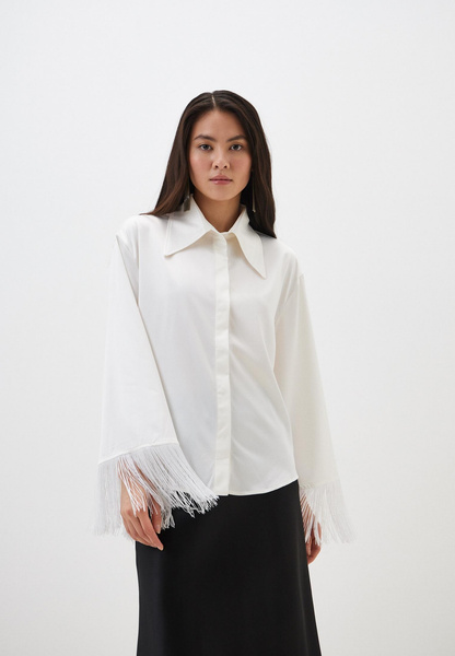 Белая блуза с широкими рукавами и бахромой