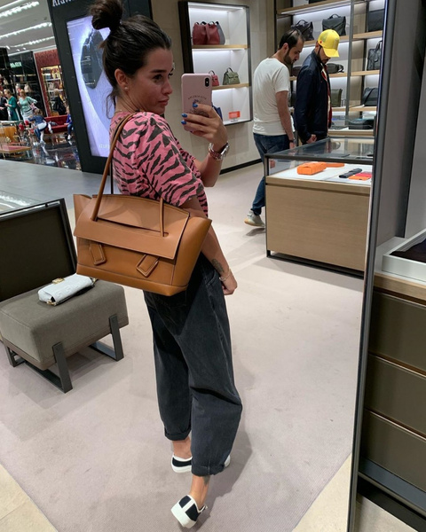 «Моя любовь в этом году»: Ксения Бородина потратила более 200 тысяч рублей на новые сумку и туфли Bottega Veneta