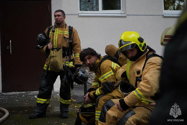 Забрался в квартиру, чтобы спасти детей? Кадры с места пожара в доме на Наличной | Источник: МЧС Санкт-Петербурга