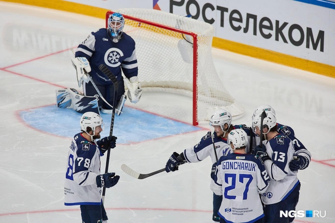 Однако гости смогли позже отыграться — 3:3. | Источник: Александр Ощепков / NGS.RU