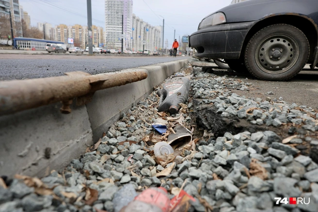 По словам подрядчика, это «зимний» вариант восстановления нарушенного благоустройства за пределами зоны ремонта, в следующем году обещают нормально закатать асфальт | Источник: Наталья Лапцевич