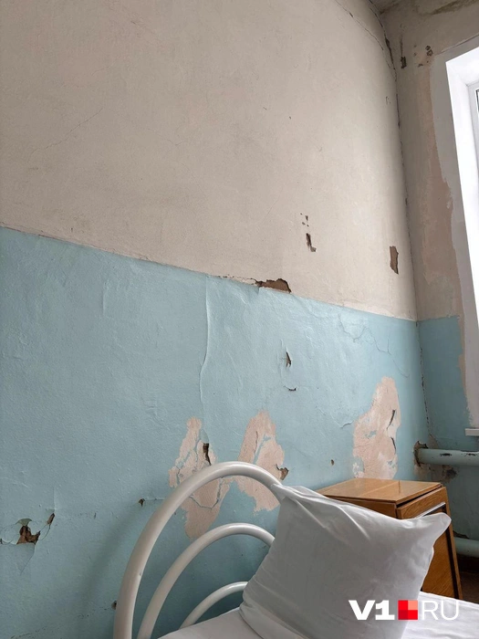 В таких палатах приходится лежать будущим мамам | Источник: читатели V1.RU