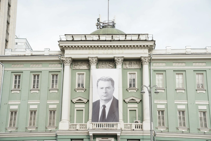 Пришли коллеги, но не было близких: Медведев, Шойгу и Зюганов проводили Жириновского в последний путь