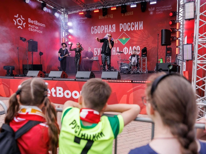 Кавер-группа «Вайб» начала выступление не сразу — помешали технические неполадки. | Источник: Алексей Волхонский / V1.RU