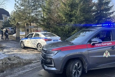 В Стрельне водитель пробил ворота, уходя от преследования