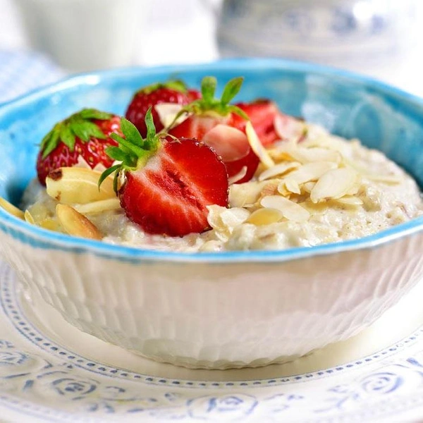 Миндально-кремовый рис с ягодамиВариант завтрака для настоящих сладкоежек, от которого будут в восторге все члены семьи.Полный рецепт миндально-кремового риса с ягодами читайте по ссылке.