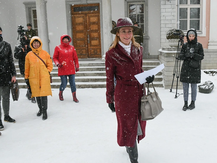 Кая Каллас покидает президентский офис в в Таллинне, 14 января 2021