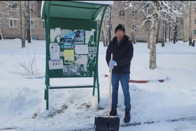 Алиментщик отрабатывает долг уборкой снега во время коллапса