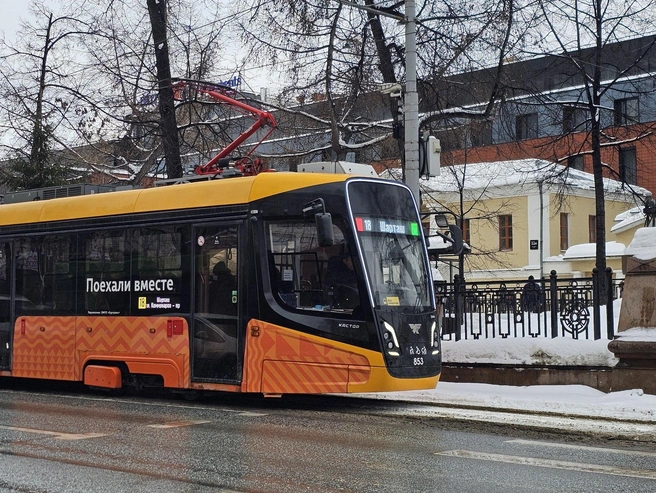 Маршрут №18, соединяющий Шарташ, центр города и Юго-Запад, имеет красный и зеленый цветовые метки. | Источник: Даниил Румянцев / E1.RU