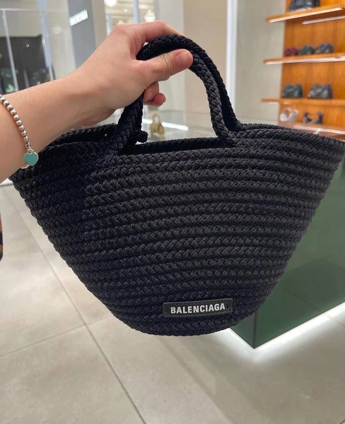 Ставим лайк: сумка-корзинка как у Balenciaga, только доступная каждому