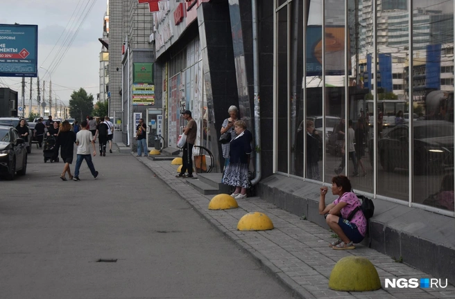 Во дворе оказалось тихо, а со стороны улицы — очень людно, но никого особенно подозрительного | Источник: Рихарда Лем / NGS.RU