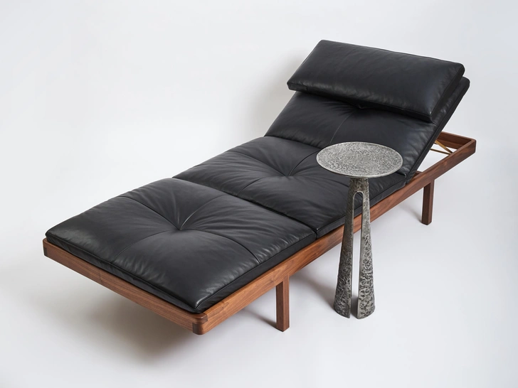 Кушетка Daybed, BassamFellows. Каркас выполнен из цельного массива дерева, сидение и подушки могут быть представлены в обивке из кожи, текстиля или даже меха. | Источник: propredmet.com