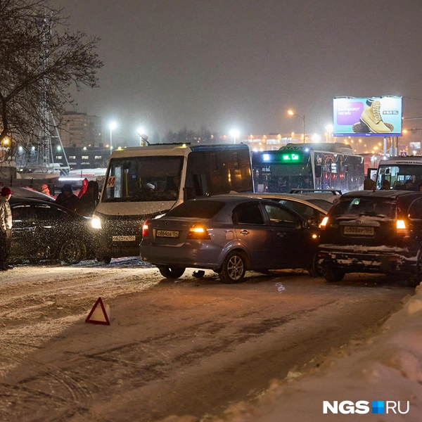 На Волочаевской случилось массовое ДТП  | Источник: Александр Ощепков / NGS.RU