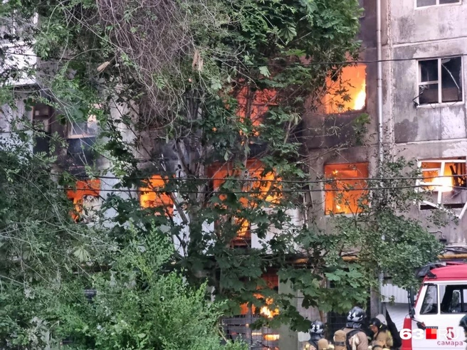 Пламя объяло больше 300 квадратных метров здания | Источник: Роман Данилкин / 63.RU