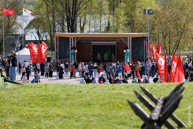 Фото праздника 9 Мая в парке Победы | Источник: st.cherinfo.ru