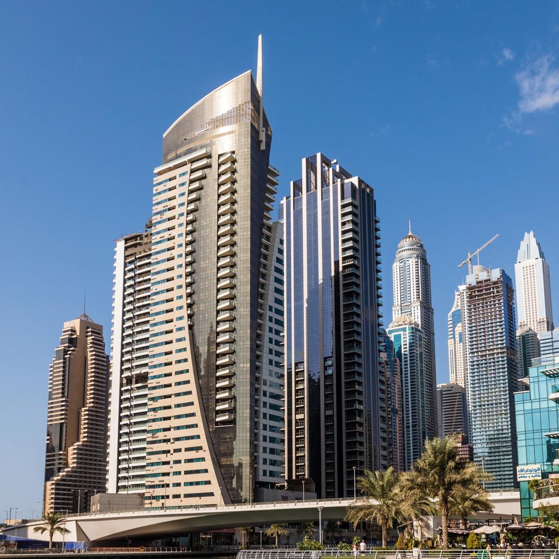 Взрывы и пожар в отеле, закрытые аэропорты, пострадавшие: что происходит в Дубае под ракетным ударом