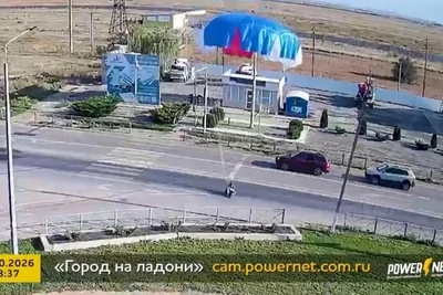 Парашютист приземлился на трассу в Средней Ахтубе