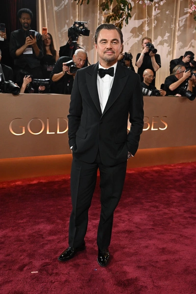 Ведущая «Золотого глобуса 2026» высмеяла Леонардо Ди Каприо за романы с молодыми девушками | marieclaire.kz