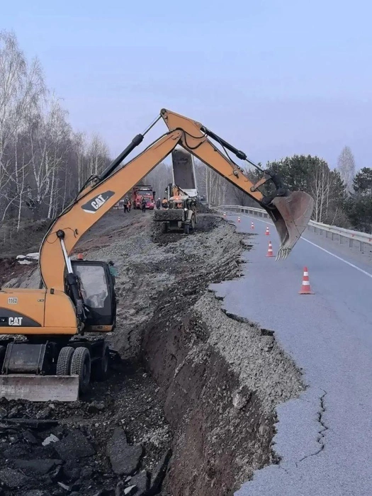 Дорожные службы восстанавливают трассу после обвала | Источник: www.city-n.ru