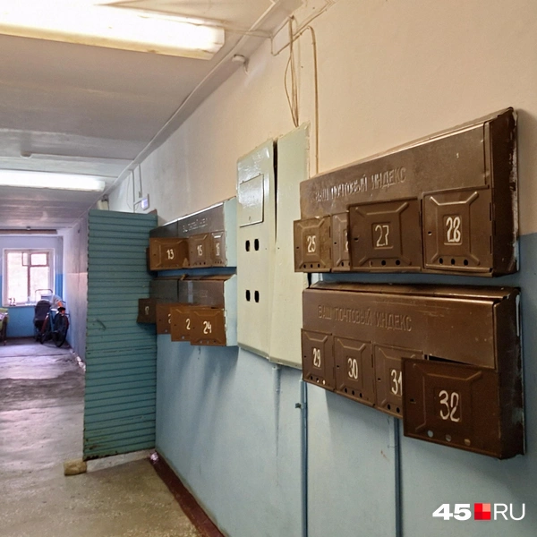 Сами коридоры выглядят вполне прилично по сравнению с некоторыми курганскими общагами | Источник: Александр Лисихин / 45.RU
