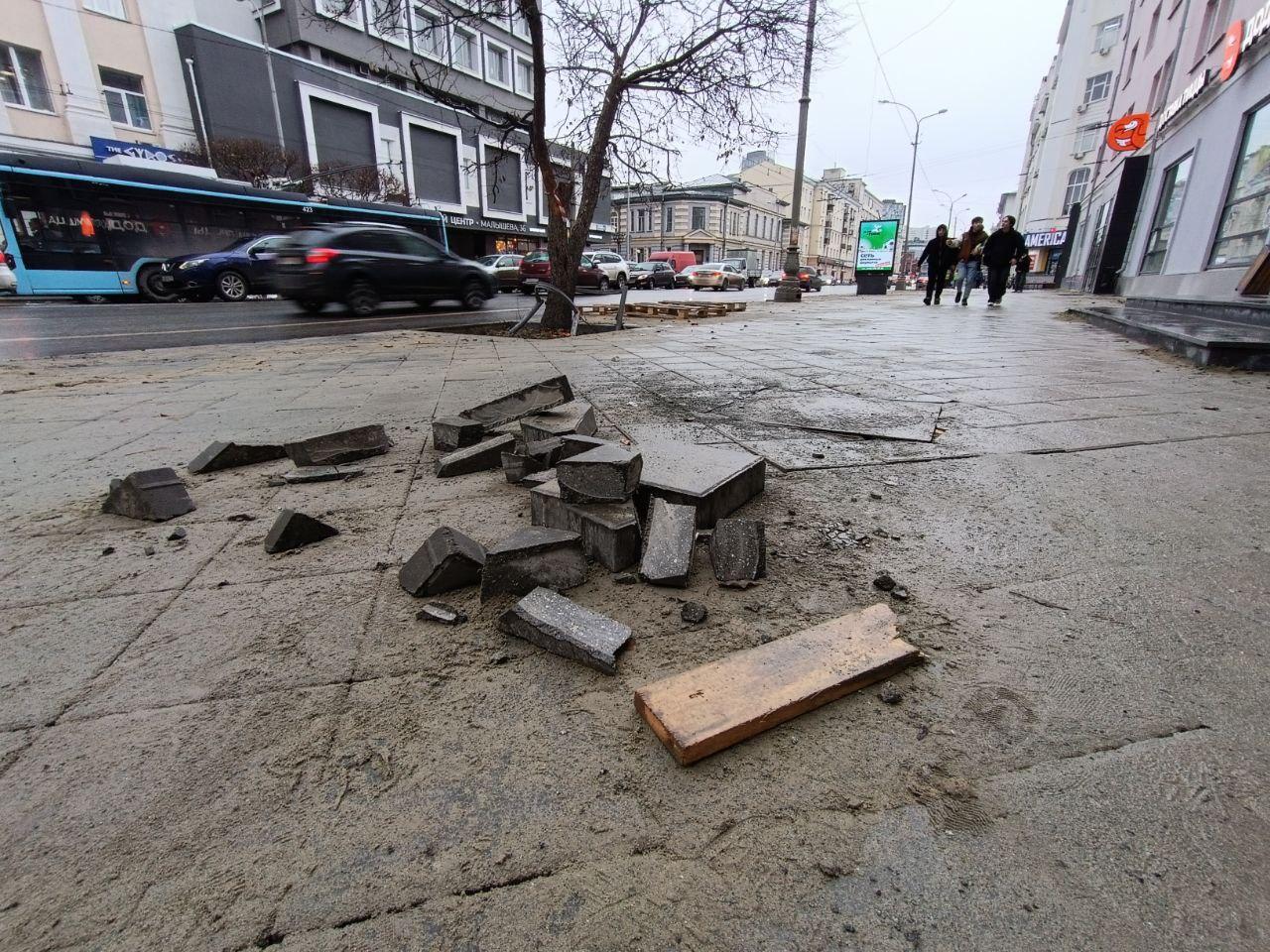 «Весь город перерыт!» В центре Екатеринбурга разворотили тротуар: возмутительные фото 