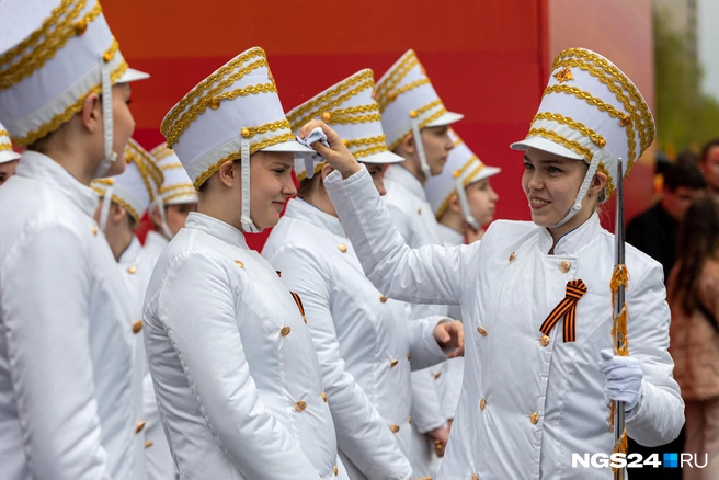 Козырек у кивера немного запылился или намок | Источник: Мария Ленц / NGS24.RU