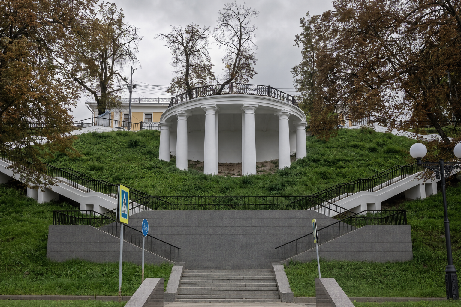 Смотровая площадка на Волжской набережной была построена почти 180 лет назад перед резиденцией губернаторского дома. Но гордость ярославской набережной начала ветшать десятилетие назад, и к 2023 году ее оградили от посещений. В 2026-м площадку должны реставрировать  | Источник: Городские медиа