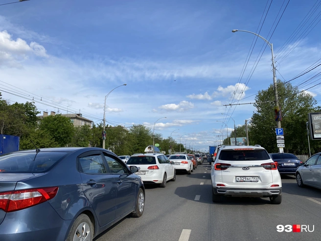 Пробки — извечная проблема города | Источник: Валерия Дульская / 93.RU