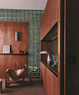 Стеклоблоки и красное дерево: как во Франции превратили амбар 1820 года в современную студию