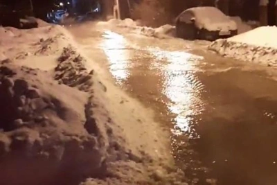 Knee-deep flooding hits streets in Yekaterinburg's Gypsy Settlement