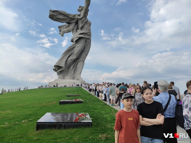 А уж сколько хотели сфотографироваться на ее фоне | Источник: Мария Умнова / V1.RU