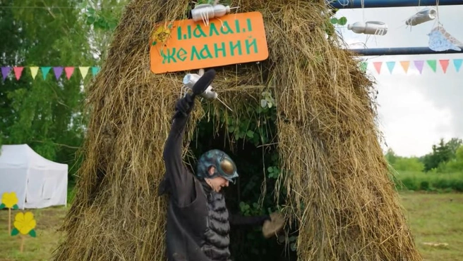 После состязаний Екатерина Тюрина спряталась в шалаш с навозными лепешками | Источник: НАЕЗДНИЦА САТИРЫ / YouTube