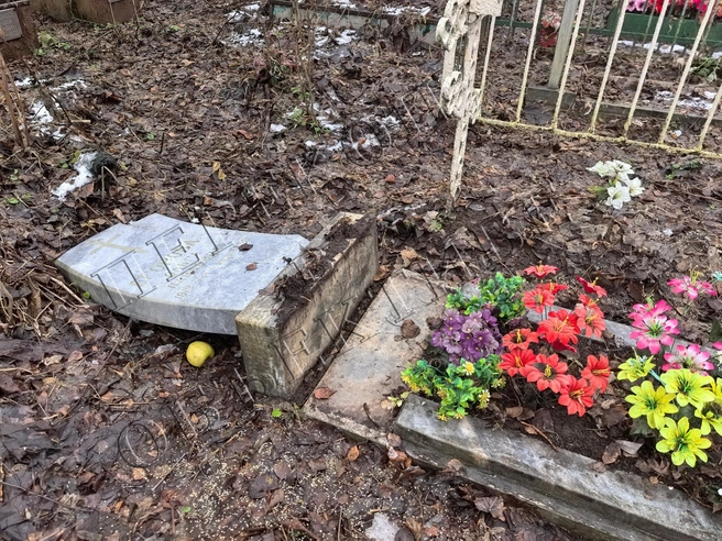 Последствия акта вандализма на Донском кладбище в Ярославле | Источник: «Перекоп в объективе» / vk.com