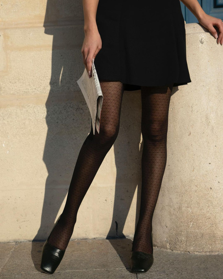 Парижский мотив: носите в апреле капроновые колготки с геометрическим узором, как француженка Джуни Бриз